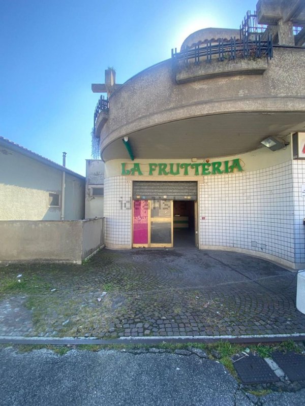 locale commerciale in vendita ad Albano Laziale