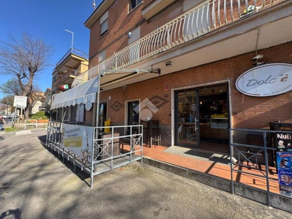 negozio in vendita ad Albano Laziale in zona Pavona