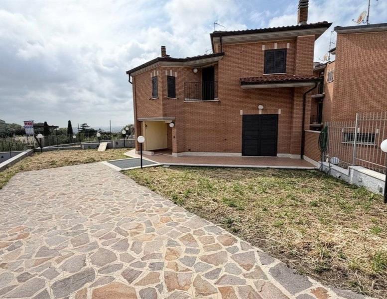casa indipendente in vendita ad Albano Laziale