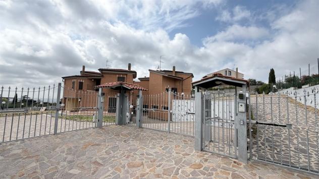 casa indipendente in vendita ad Albano Laziale in zona Pavona