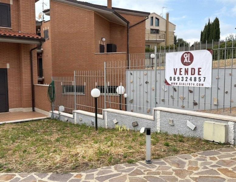 casa indipendente in vendita ad Albano Laziale in zona Pavona