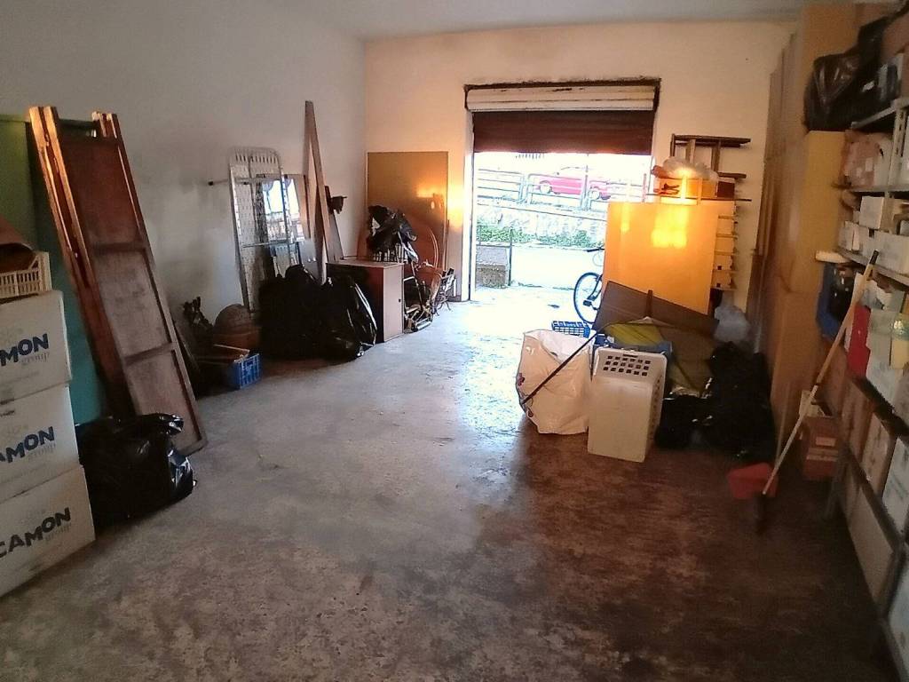 negozio in vendita ad Albano Laziale in zona Cecchina