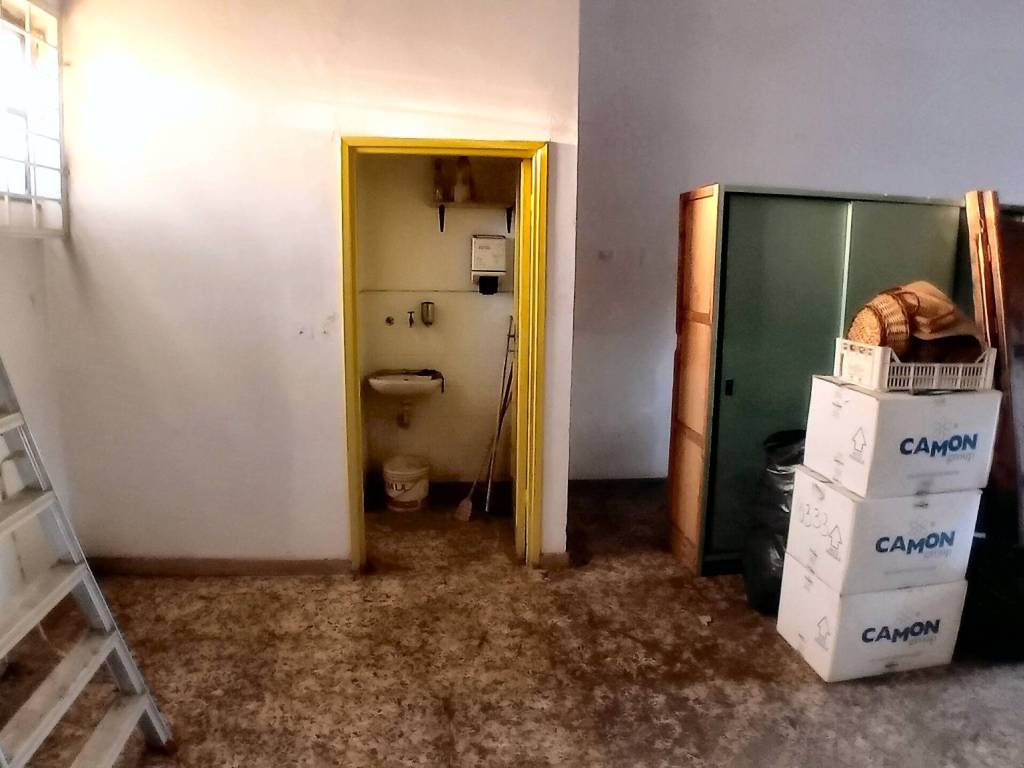 negozio in vendita ad Albano Laziale in zona Cecchina