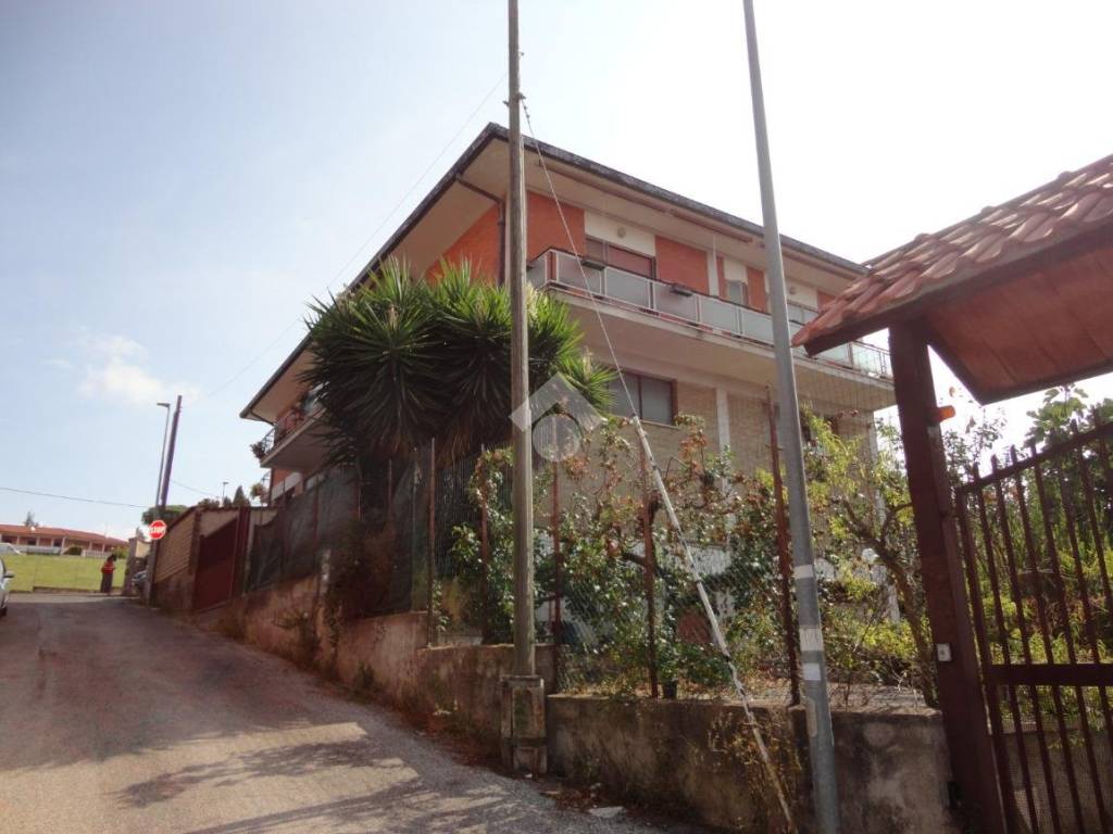 appartamento in vendita ad Albano Laziale in zona Cecchina