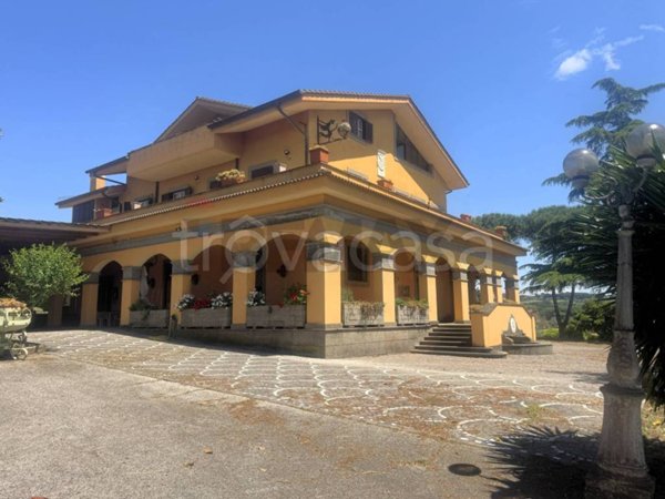casa indipendente in vendita ad Albano Laziale in zona Pavona