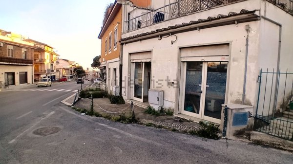 locale commerciale in vendita ad Albano Laziale in zona Cecchina