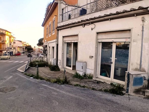 negozio in vendita ad Albano Laziale in zona Cecchina