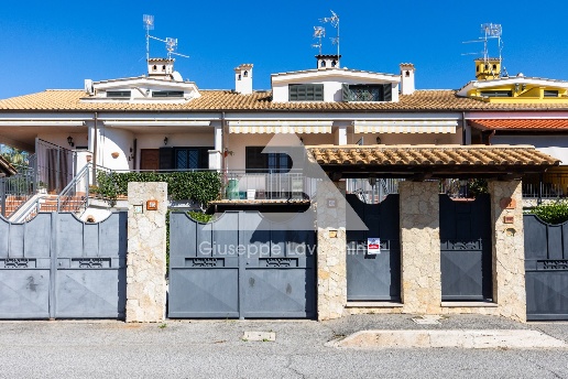 casa indipendente in vendita ad Albano Laziale in zona Cecchina