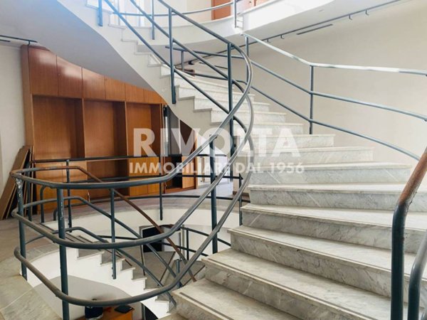 negozio in vendita ad Albano Laziale in zona Pavona