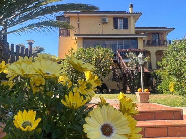 casa indipendente in vendita ad Albano Laziale in zona Cecchina