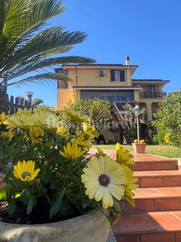 casa indipendente in vendita ad Albano Laziale in zona Cecchina
