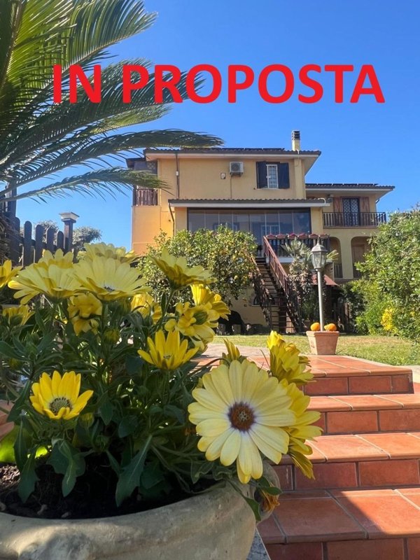 casa indipendente in vendita ad Albano Laziale in zona Cecchina