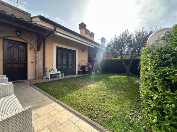 casa indipendente in vendita ad Albano Laziale in zona Cecchina