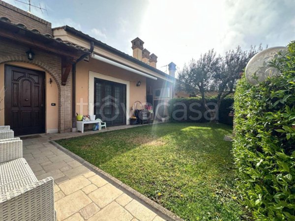 casa indipendente in vendita ad Albano Laziale in zona Cecchina