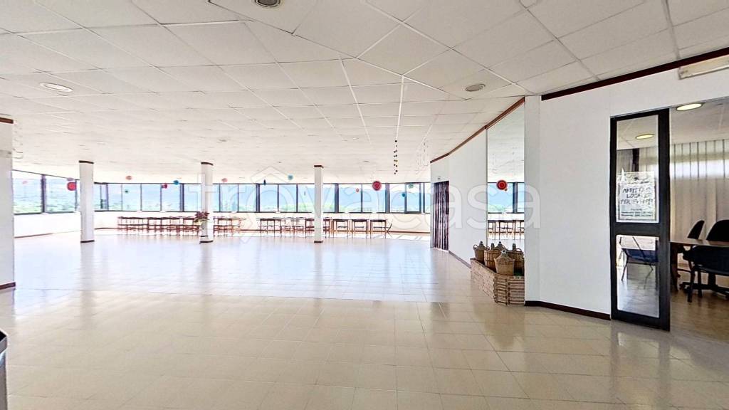 negozio in vendita ad Albano Laziale in zona Cecchina