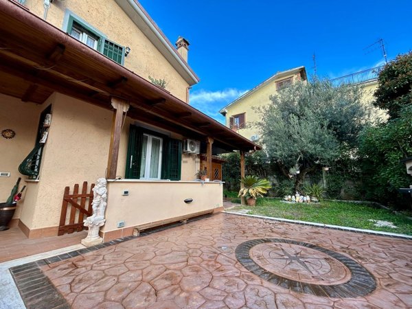 casa indipendente in vendita ad Albano Laziale in zona Cecchina