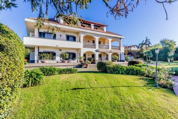 casa indipendente in vendita ad Albano Laziale in zona Pavona