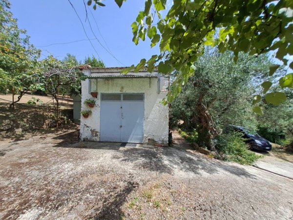 locale commerciale in vendita ad Albano Laziale