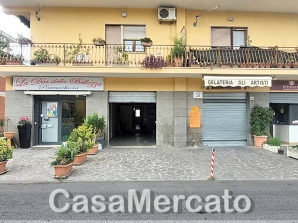 locale commerciale in vendita ad Albano Laziale in zona Cecchina