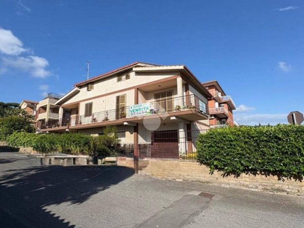 casa indipendente in vendita ad Albano Laziale in zona Cecchina