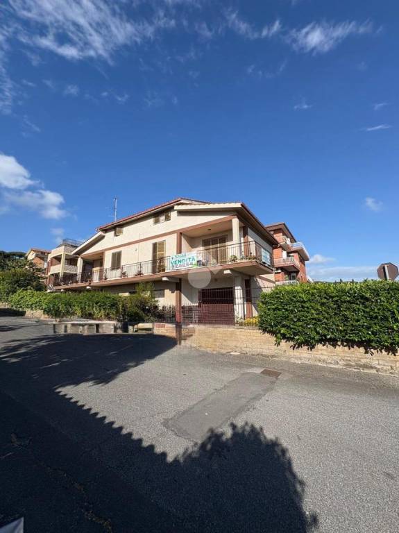 casa indipendente in vendita ad Albano Laziale in zona Cecchina