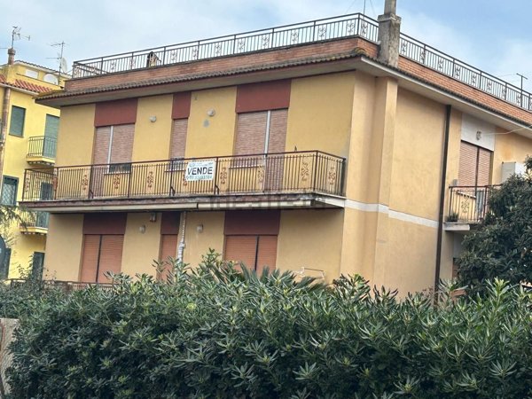 casa indipendente in vendita ad Albano Laziale in zona Pavona