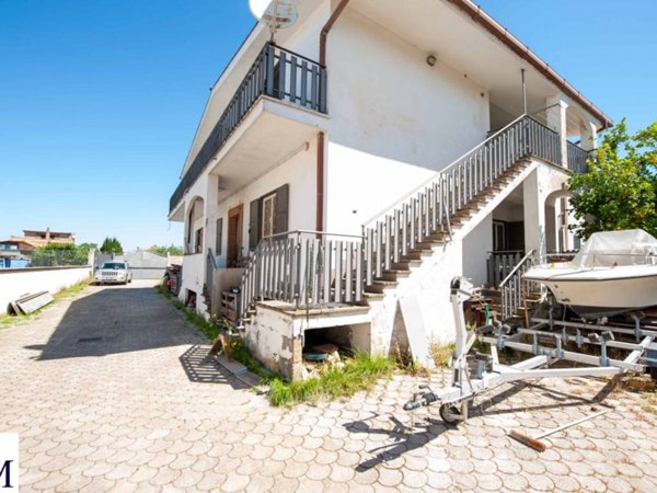 casa indipendente in vendita ad Albano Laziale in zona Pavona