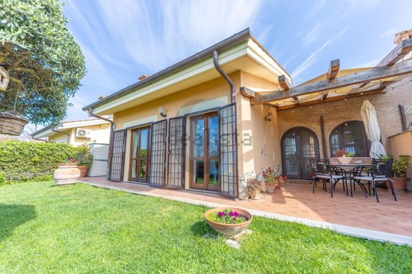 casa indipendente in vendita ad Albano Laziale in zona Cecchina