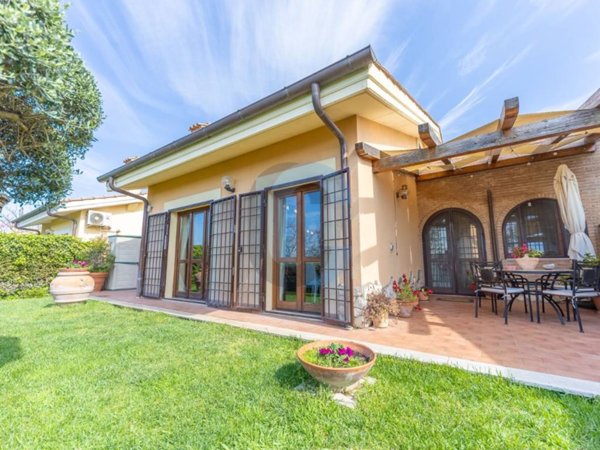casa indipendente in vendita ad Albano Laziale in zona Cecchina