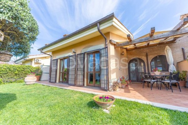 casa indipendente in vendita ad Albano Laziale in zona Cecchina