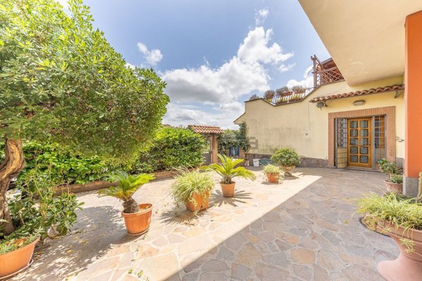 casa indipendente in vendita ad Albano Laziale in zona Cecchina