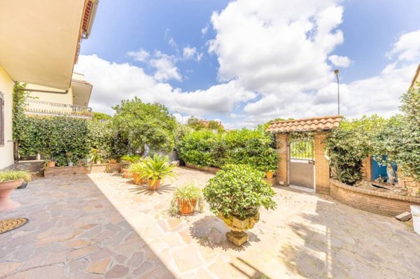 casa indipendente in vendita ad Albano Laziale in zona Cecchina