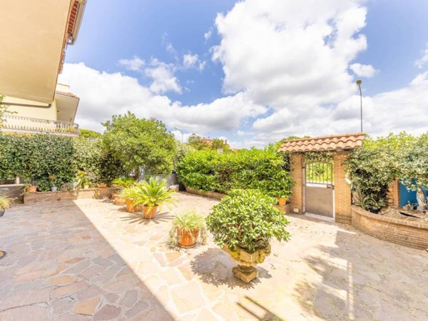 casa indipendente in vendita ad Albano Laziale in zona Cecchina