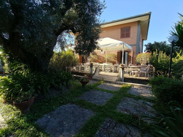 casa indipendente in vendita ad Albano Laziale in zona Pavona