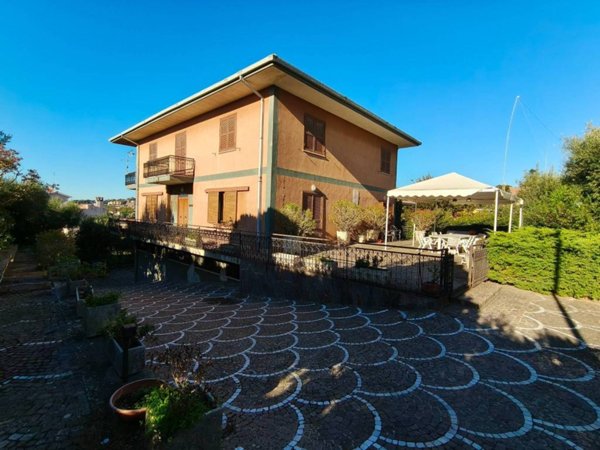 casa indipendente in vendita ad Albano Laziale in zona Pavona
