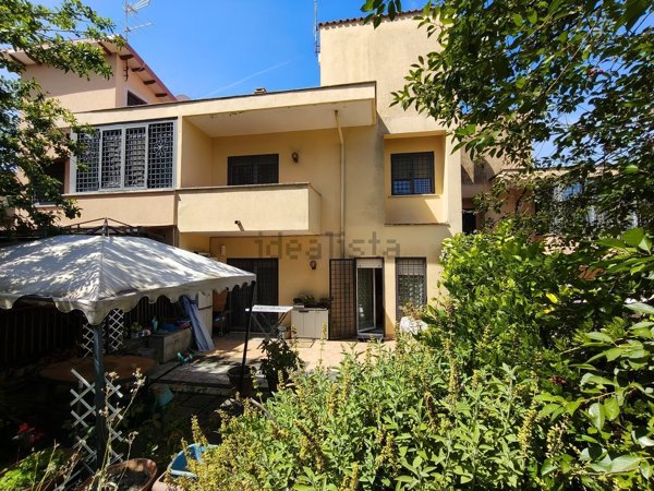 casa indipendente in vendita ad Albano Laziale in zona Pavona