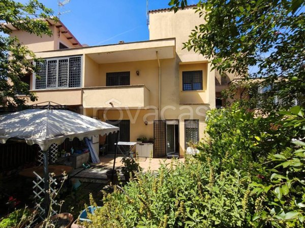 casa indipendente in vendita ad Albano Laziale in zona Pavona