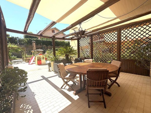 casa indipendente in vendita ad Albano Laziale in zona Pavona