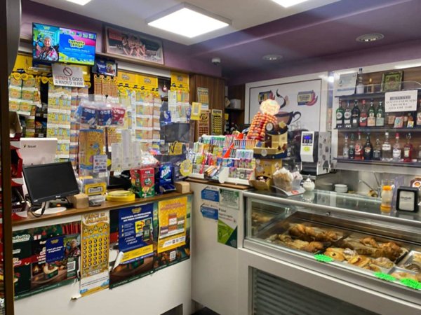 negozio in vendita ad Albano Laziale in zona Pavona