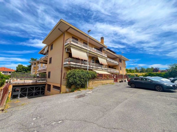 appartamento in vendita ad Albano Laziale in zona Cecchina
