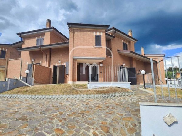 casa indipendente in vendita ad Albano Laziale in zona Pavona