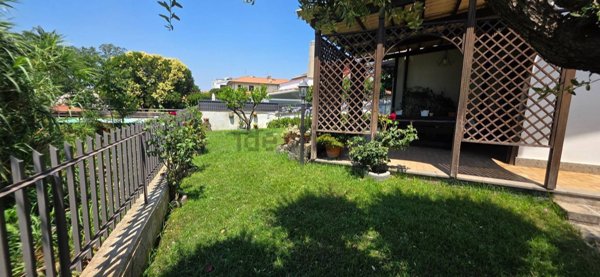 casa indipendente in vendita ad Albano Laziale in zona Cecchina