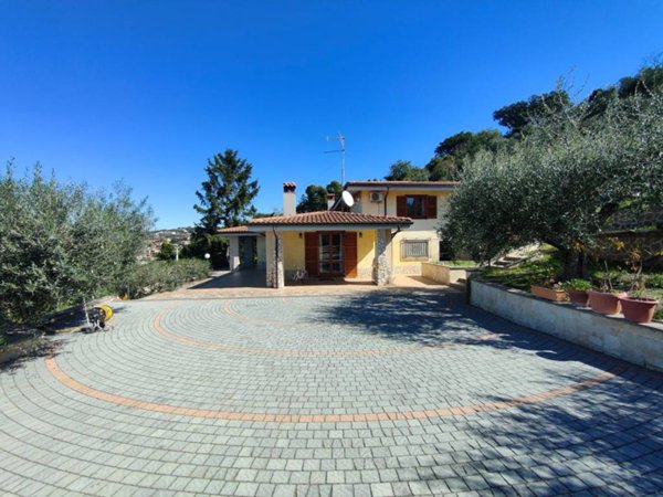 casa indipendente in vendita ad Albano Laziale in zona Pavona