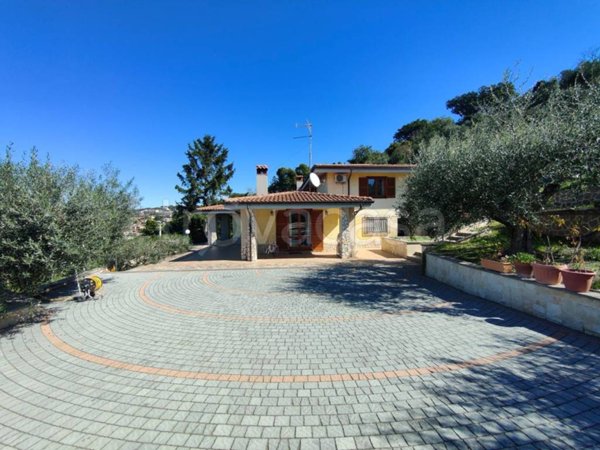 casa indipendente in vendita ad Albano Laziale in zona Pavona