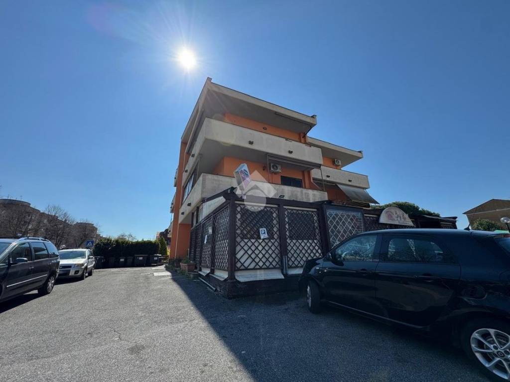 negozio in vendita ad Albano Laziale in zona Pavona