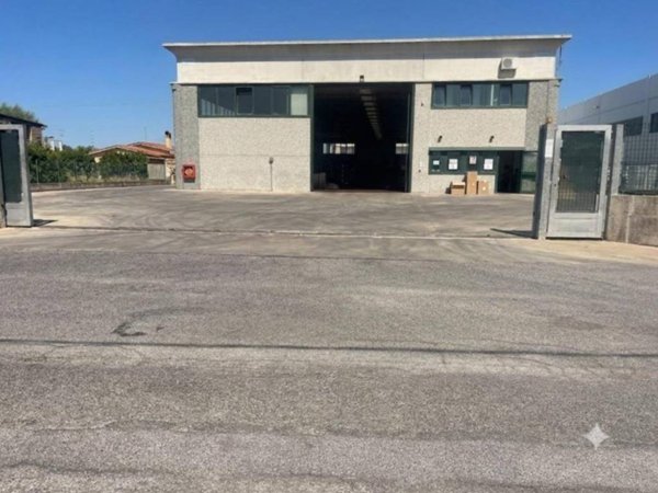 locale commerciale in vendita ad Albano Laziale in zona Cecchina