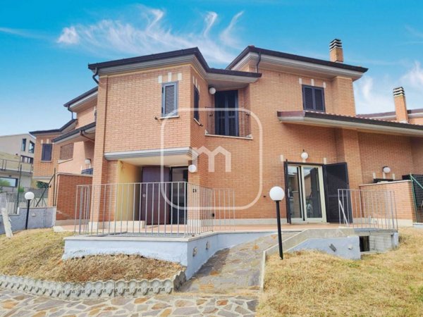 casa indipendente in vendita ad Albano Laziale in zona Pavona