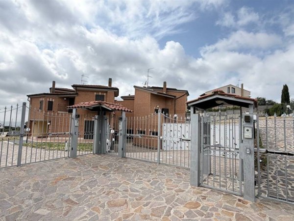 casa indipendente in vendita ad Albano Laziale in zona Pavona
