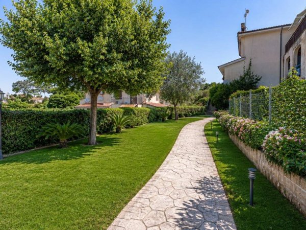 casa indipendente in vendita ad Albano Laziale in zona Cecchina