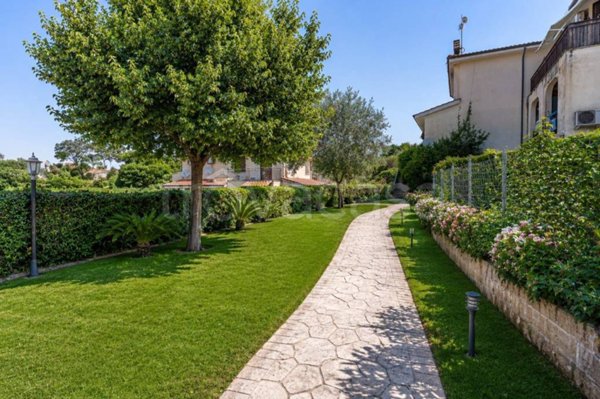casa indipendente in vendita ad Albano Laziale in zona Cecchina